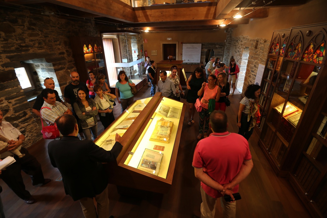 Antonio Ovalle, explica su colección en el castillo de los Templarios en Ponferrada (Foto de archivo) Antonio Ovalle, explica su colección en el castillo de los Templarios en Ponferrada (Foto de archivo)