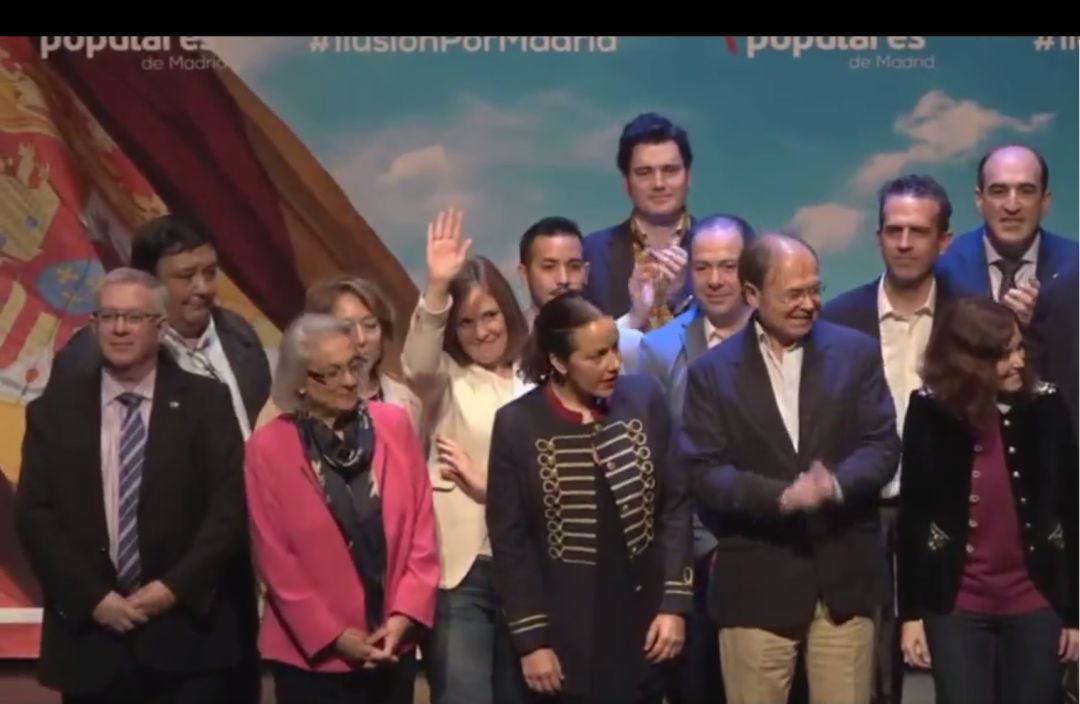 La candidata del PP a la alcaldía de Fresno de Torote, Ana Isabel Arias López, en el centro de la imagen, saluda a los asistentes. La candidata del PP a la alcaldía de Fresno de Torote, Ana Isabel Arias López, en el centro de la imagen, saluda a los asistentes.