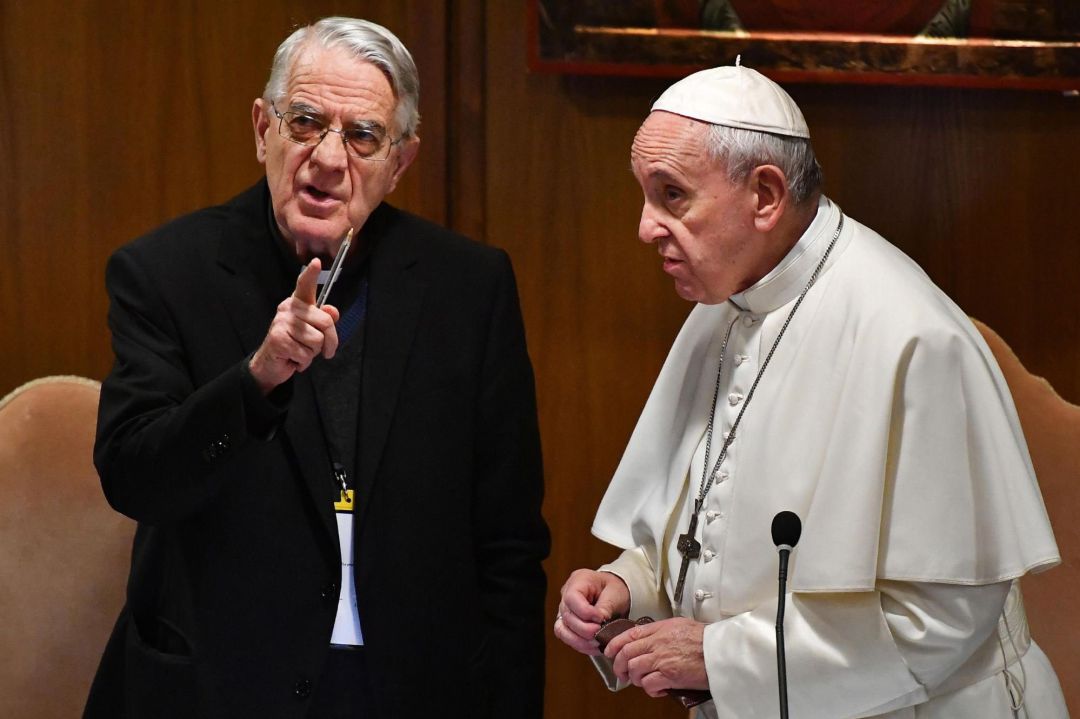 El papa Francisco (dcha) conversa con el sacerdote italiano Federico Lombardi durante la inauguración de la reunión para la protección de menores este jueves en el Vaticano. El papa Francisco (dcha) conversa con el sacerdote italiano Federico Lombardi durante la inauguración de la reunión para la protección de menores este jueves en el Vaticano.
