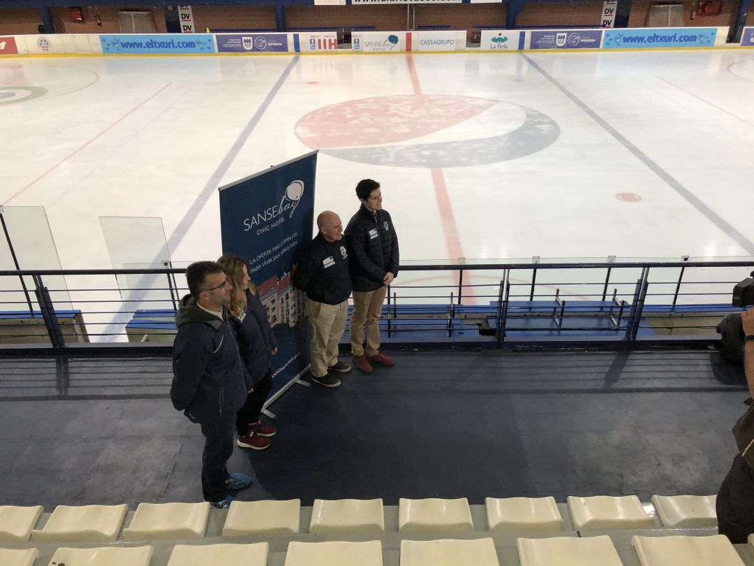 Los integrantes del Txuri-Urdin posan delante de la pista de hielo Los integrantes del Txuri-Urdin posan delante de la pista de hielo