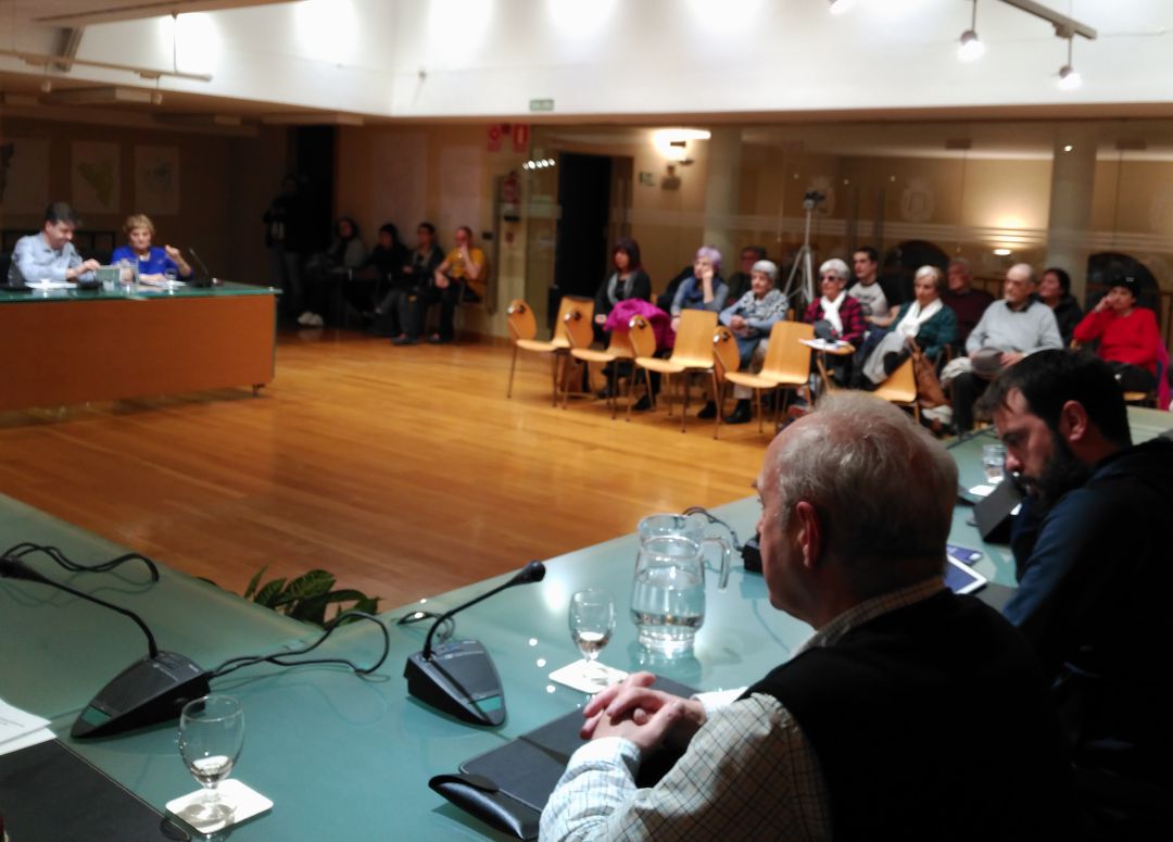 Numeroso público en el pleno de Tafalla que ha aprobado solicitar una consulta popular sobre el tren Numeroso público en el pleno de Tafalla que ha aprobado solicitar una consulta popular sobre el tren