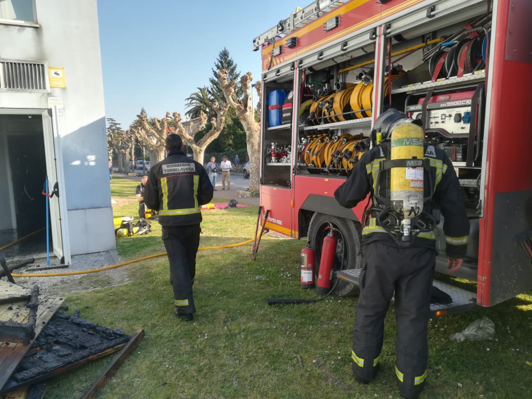 Bomberos trabajando en la extinción Bomberos trabajando en la extinción