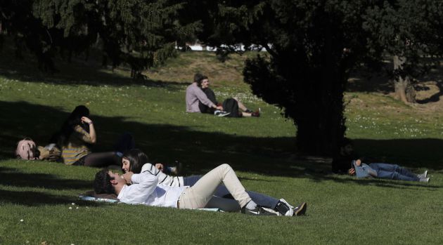 Jóvenes disfrutan de las altas temperaturas en Bilbao. Jóvenes disfrutan de las altas temperaturas en Bilbao.