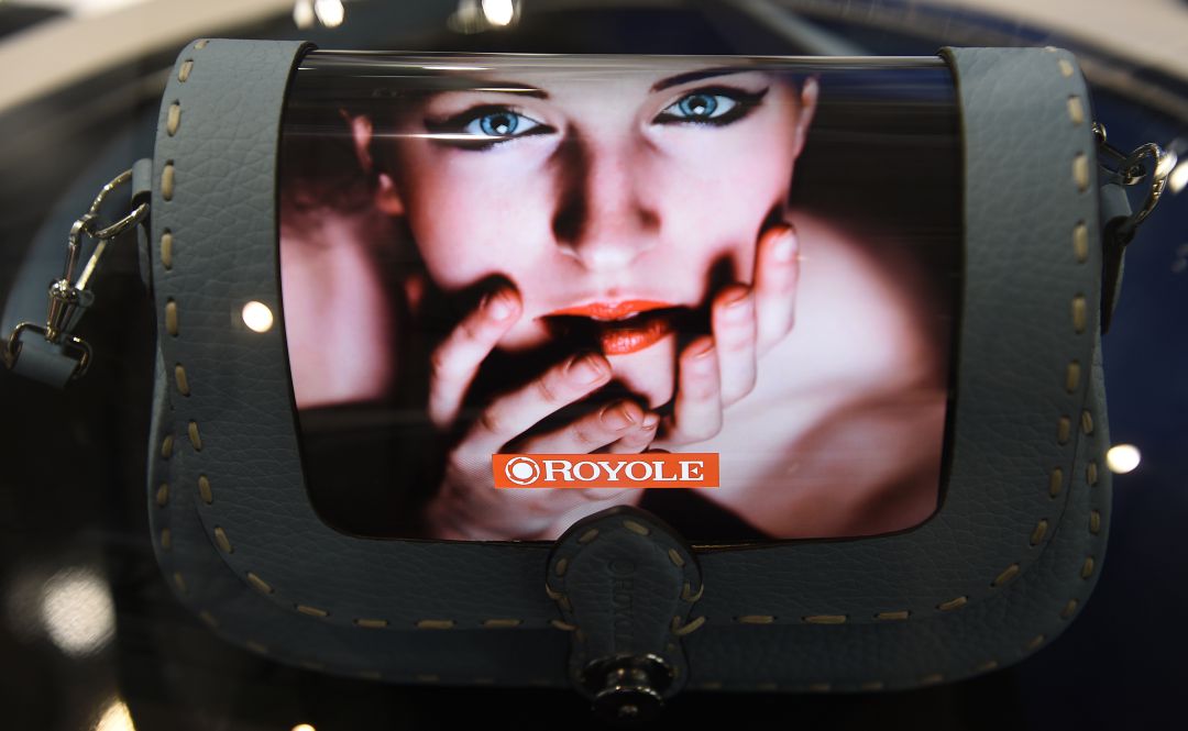 Royole muestra sus bolsos con pantalla flexible. Royole muestra sus bolsos con pantalla flexible.