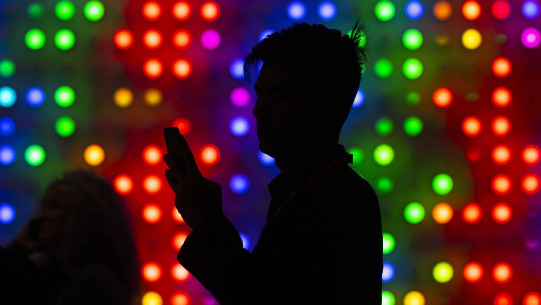 Un hombre junto a su teléfono móvil durante el Mobile World Congress. Un hombre junto a su teléfono móvil durante el Mobile World Congress.