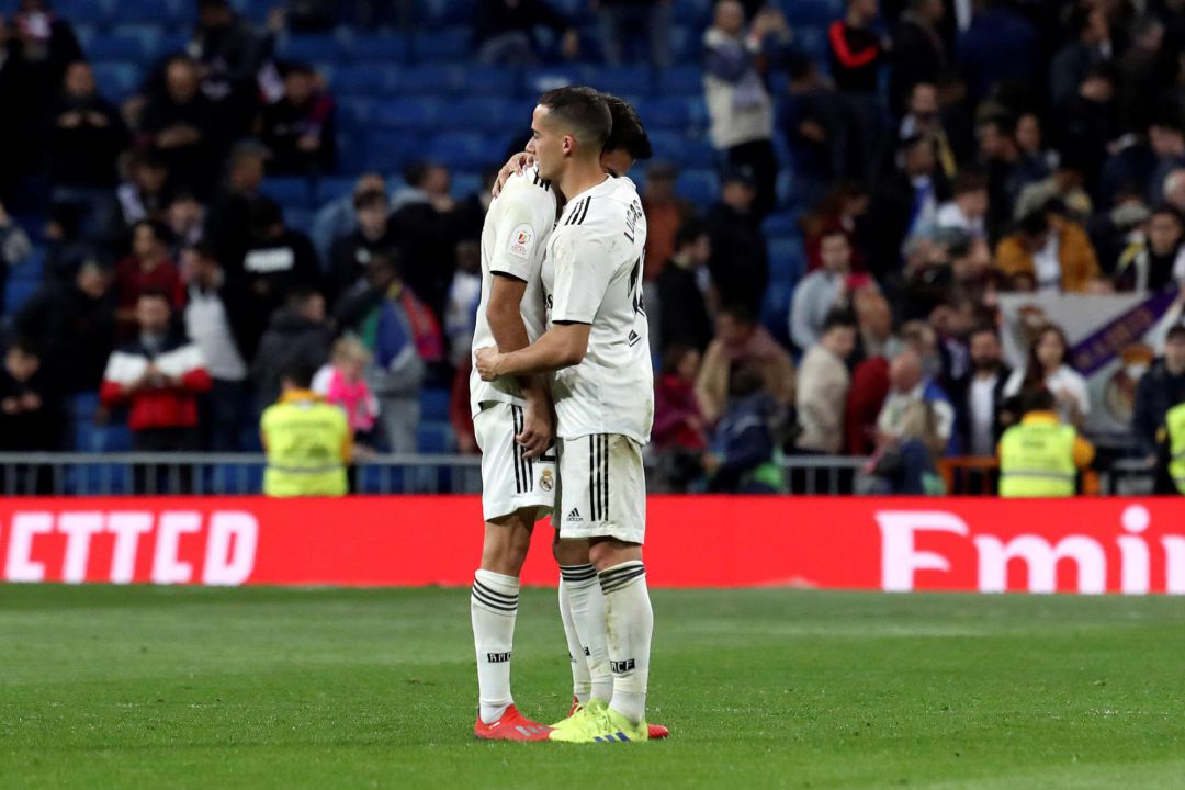 Lucas Vázquez consuela a Reguilón. Lucas Vázquez consuela a Reguilón.