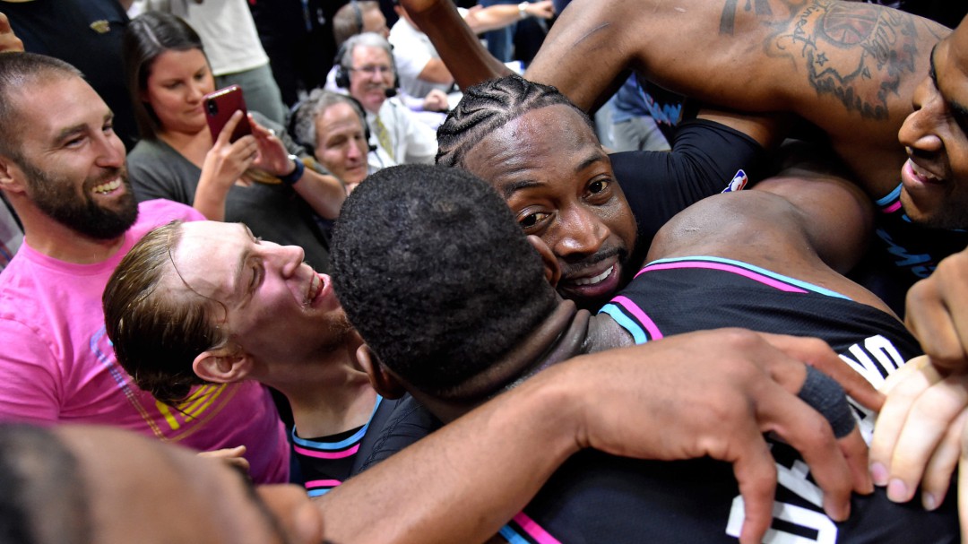 Wade da el triunfo a Miami en su último partido ante los Warriors