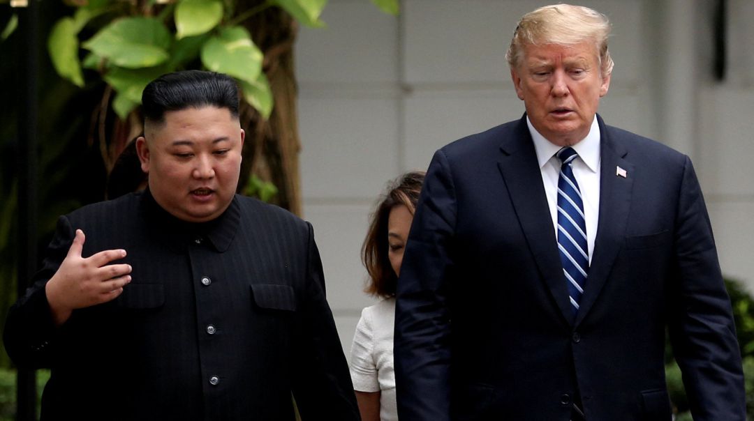 El líder norcoreano, Kim Jong-un, y el presidente de EEUU, Donald Trump, charlan en el jardín del hotel Metropole de Hanoi (Vietnam). El líder norcoreano, Kim Jong-un, y el presidente de EEUU, Donald Trump, charlan en el jardín del hotel Metropole de Hanoi (Vietnam).