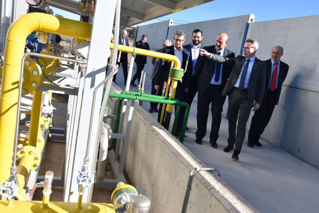 El vicepresidente primero de la Junta, José Luis Martínez Guijarro, durante su visita a la planta de almacenamiento. El vicepresidente primero de la Junta, José Luis Martínez Guijarro, durante su visita a la planta de almacenamiento.