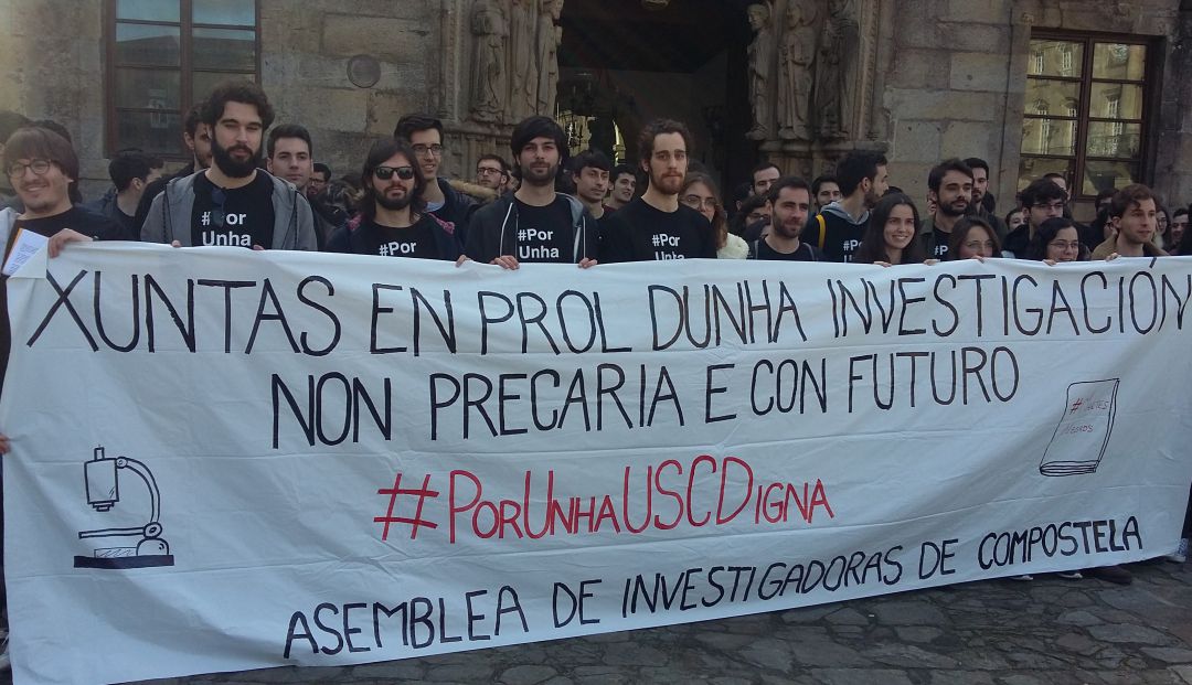Decenas de investigadores, convocados por la Asamblea de Investigadoras de Compostela, se concentran ante el Rectorado de la USC. Decenas de investigadores, convocados por la Asamblea de Investigadoras de Compostela, se concentran ante el Rectorado de la USC.