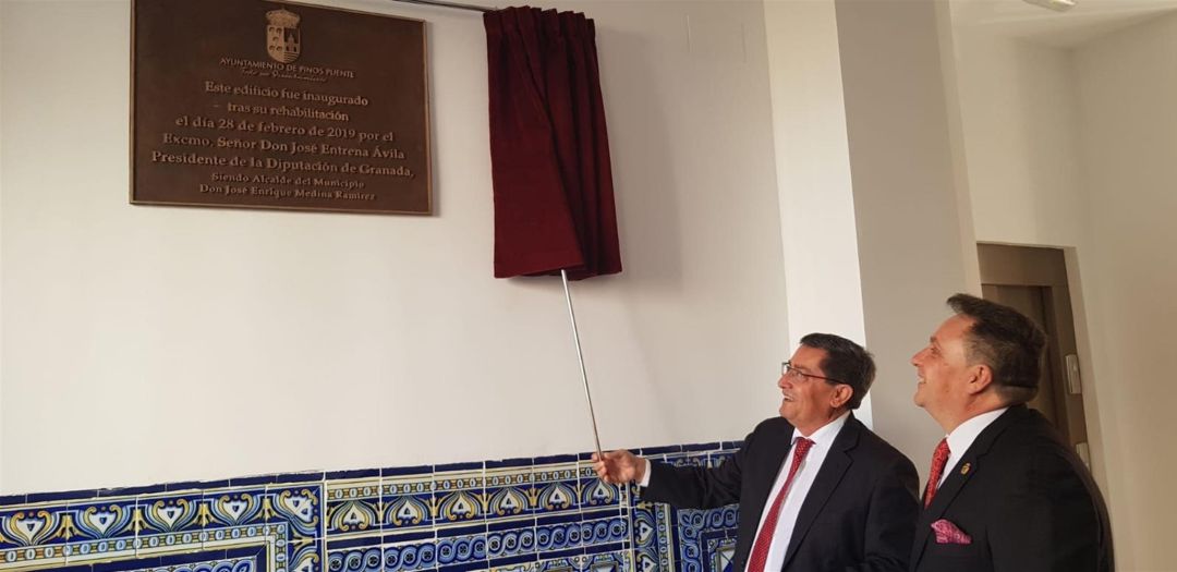 Pepe Entrena descubre la placa conmemorativa de la inauguración en presencia de Enrique Medina Pepe Entrena descubre la placa conmemorativa de la inauguración en presencia de Enrique Medina