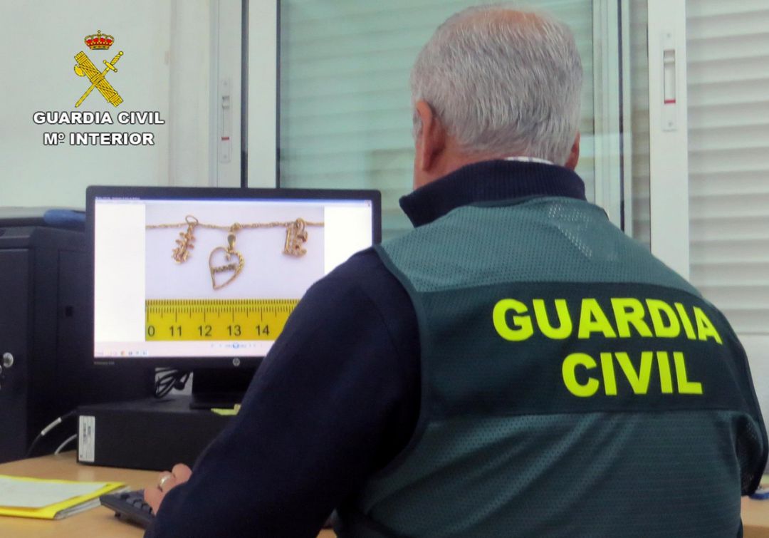 En la imagen un agente de la Guardia Civil observa las pruebas y joyas robadas En la imagen un agente de la Guardia Civil observa las pruebas y joyas robadas