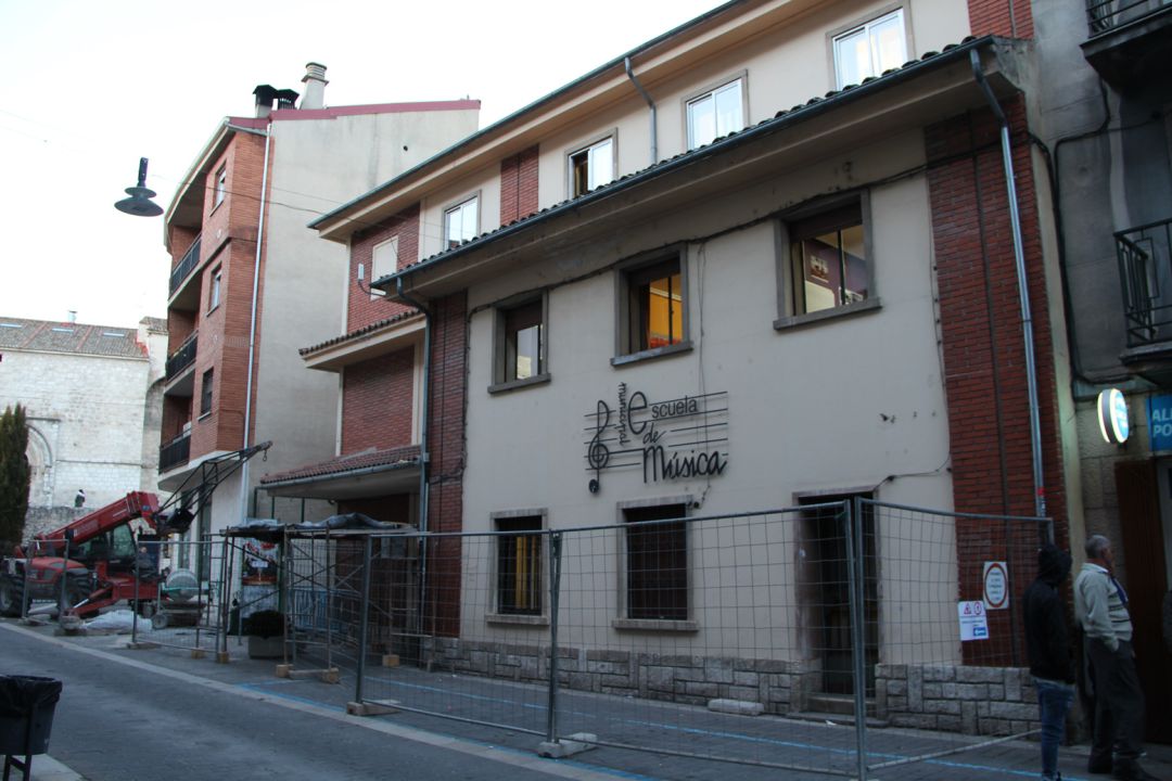 El edificio de la escuela de música de Cuéllar alberga obras en la cubierta y en el interior El edificio de la escuela de música de Cuéllar alberga obras en la cubierta y en el interior
