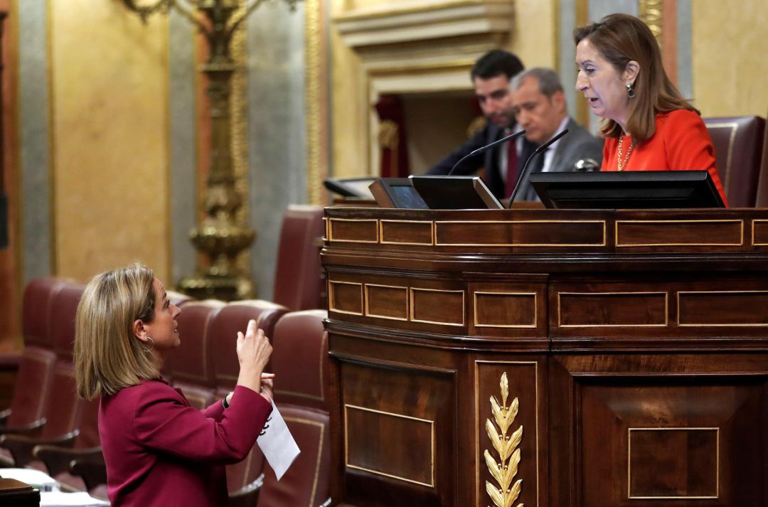 La diputada de Coalición Canaria, Ana Oramas (i), conversa con la presidenta del Congreso, Ana Pastor (d), este jueves durante la última sesión del Congreso antes de que la Diputación Permanente asuma las funciones del pleno. La diputada de Coalición Canaria, Ana Oramas (i), conversa con la presidenta del Congreso, Ana Pastor (d), este jueves durante la última sesión del Congreso antes de que la Diputación Permanente asuma las funciones del pleno.