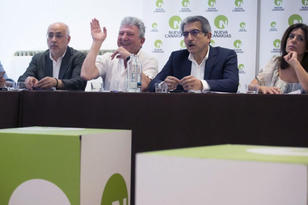 El presidente de Nueva Canarias (NC), Román Rodríguez (2-d), junto a Antonio Morales, Pedro Quevedo y Carmen Hernández (i-d). El presidente de Nueva Canarias (NC), Román Rodríguez (2-d), junto a Antonio Morales, Pedro Quevedo y Carmen Hernández (i-d).