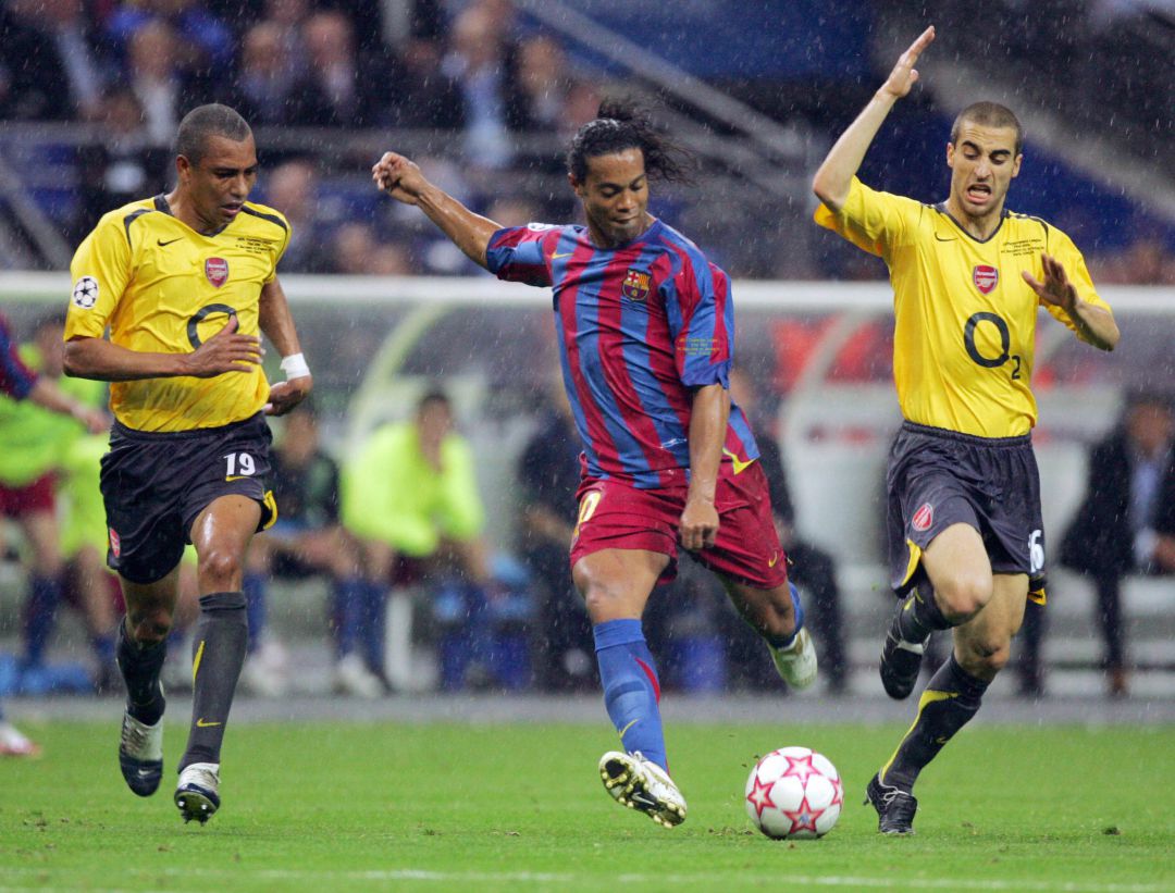 Durante la final de la UEFA Champions League del año 2006 el jugador del FC Barcelona, Ronaldinho (C), dispara a puerta ante la oposición de los jugadores del Arsenal FC Gilberto (I) y Mathieu Flamini, actualmente en el Getafe C.F. Durante la final de la UEFA Champions League del año 2006 el jugador del FC Barcelona, Ronaldinho (C), dispara a puerta ante la oposición de los jugadores del Arsenal FC Gilberto (I) y Mathieu Flamini, actualmente en el Getafe C.F.