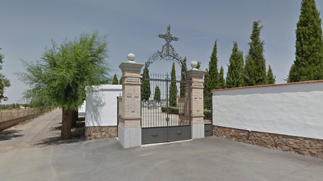 Saqueo de crucifijos en el cementerio de Polán