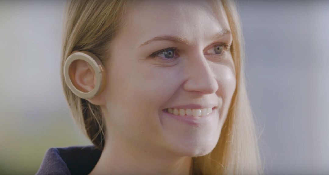 El dispositivo se implanta en la oreja. El dispositivo se implanta en la oreja.