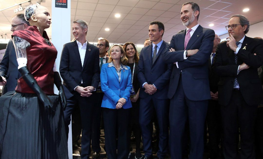 El rey Felipe VI, junto al presidente del Gobierno, Pedro Sánchez (3d), y el presidente de la Generalitat, Quim Torra (d), interactúa con la robot Sophia. El rey Felipe VI, junto al presidente del Gobierno, Pedro Sánchez (3d), y el presidente de la Generalitat, Quim Torra (d), interactúa con la robot Sophia.