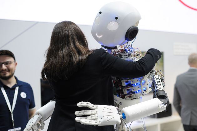 El robot abrazando a una mujer. El robot abrazando a una mujer.