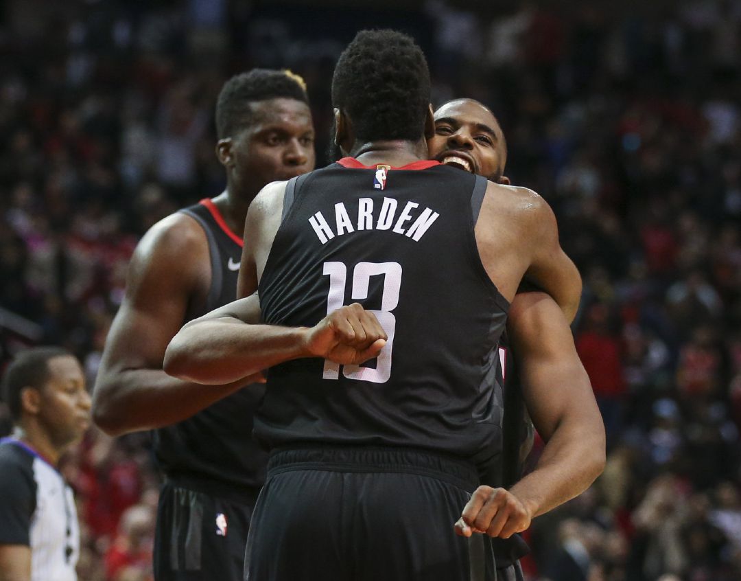 Harden celebrando la victoria con Chris Paul Harden celebrando la victoria con Chris Paul