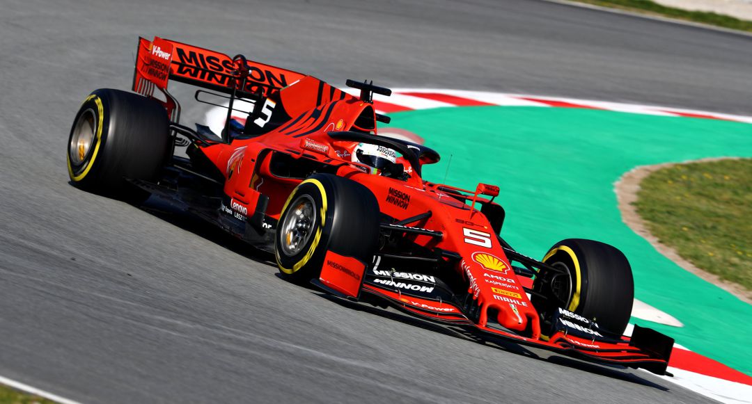 Sebastian Vettel toma una curva en Montmeló Sebastian Vettel toma una curva en Montmeló