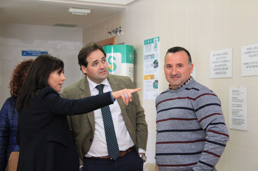 La alcaldesa de Villanueva de la Jara, Mercedes Herreras, junto al presidente del PP de la región, Francisco Núñez. La alcaldesa de Villanueva de la Jara, Mercedes Herreras, junto al presidente del PP de la región, Francisco Núñez.