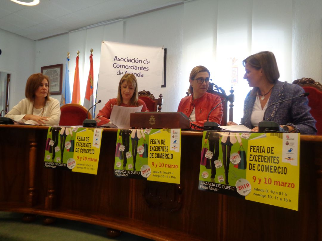 De izq a dcha, Olga Rojo y Susana de las Heras, responsables de ACOA, y Raquel González y María Ángeles Marín, alcaldesa y concejal de Comercio, en la firma del convenio De izq a dcha, Olga Rojo y Susana de las Heras, responsables de ACOA, y Raquel González y María Ángeles Marín, alcaldesa y concejal de Comercio, en la firma del convenio