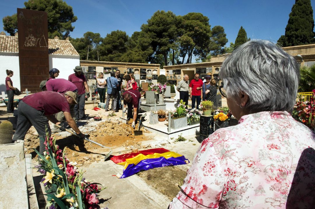 Exhumación de restos en una fosa común. Exhumación de restos en una fosa común.