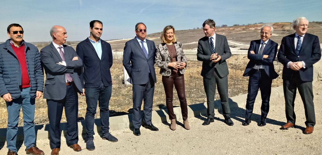 La consejera de Economía, Pilar del Olmo, con el alcalde Javier Lacalle, el presidente de la Cámara de Comercio, Méndez Pozo y directivos de TRAGSA y la Administración autonómica La consejera de Economía, Pilar del Olmo, con el alcalde Javier Lacalle, el presidente de la Cámara de Comercio, Méndez Pozo y directivos de TRAGSA y la Administración autonómica