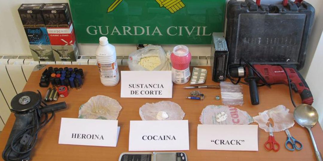 Objetos y droga incautada por la Guardia Civil. Objetos y droga incautada por la Guardia Civil.