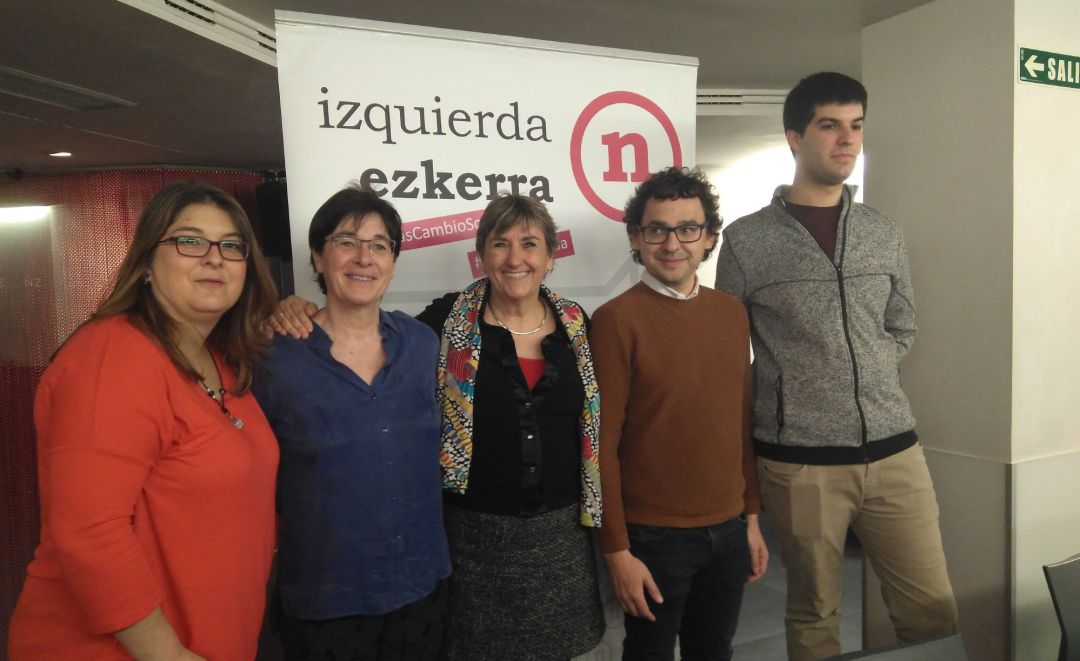 Integrantes de Izquierda Unida y Batzarre presentan en Pamplona al equipo para las elecciones forales y municipales. Integrantes de Izquierda Unida y Batzarre presentan en Pamplona al equipo para las elecciones forales y municipales.