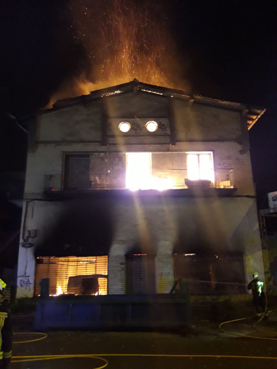 Imagen del pabellón incendiado en el que ha fallecido una persona Imagen del pabellón incendiado en el que ha fallecido una persona