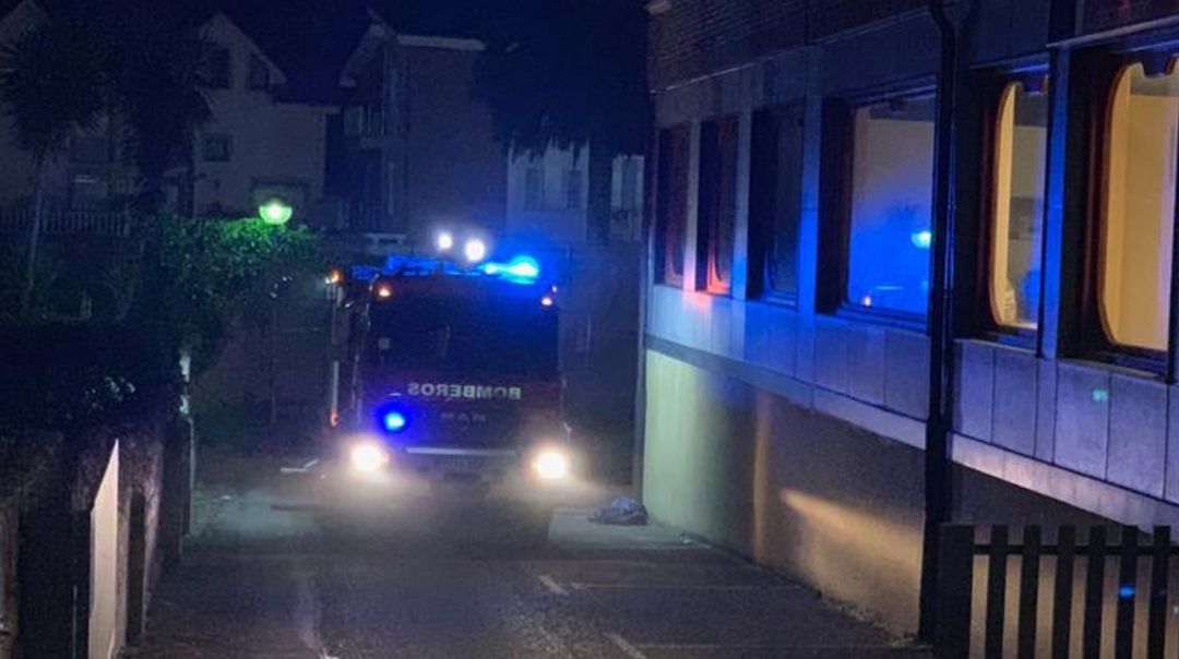 Cinco evacuados a Valdecilla por inhalación de humo tras un incendio en Noja Cinco evacuados a Valdecilla por inhalación de humo tras un incendio en Noja