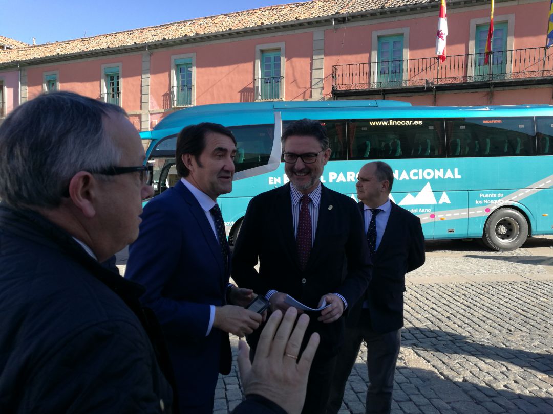 El consejero de Fomento Suárez Quiñones junto al alcalde de la Granja José Luis Vázquez delante del autobús de la nueva línea El consejero de Fomento Suárez Quiñones junto al alcalde de la Granja José Luis Vázquez delante del autobús de la nueva línea