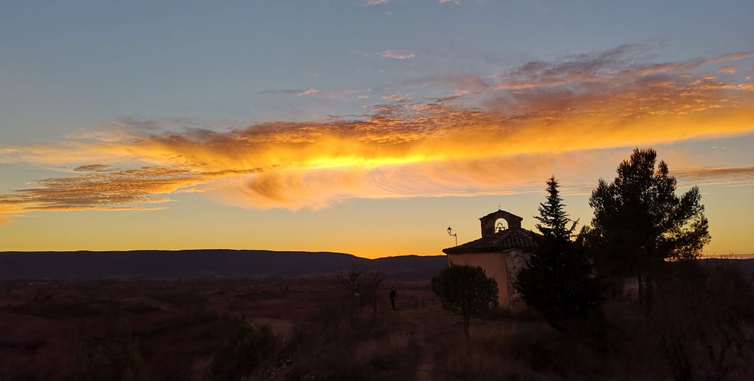 Atardecer desde la ermita de la Estrella, en Ribatajada (Cuenca). Atardecer desde la ermita de la Estrella, en Ribatajada (Cuenca).
