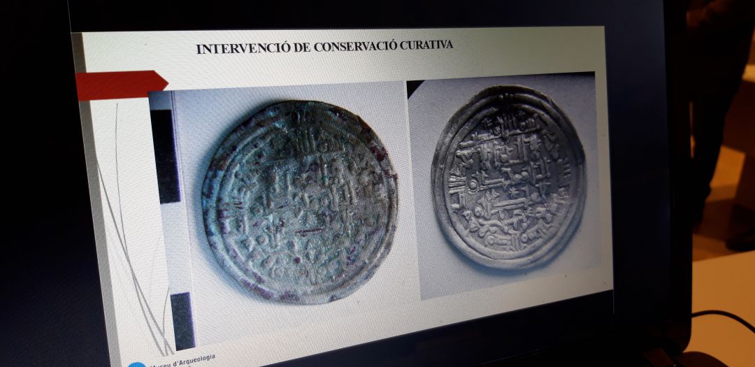 Detall d'algunes monedes trobades a l'interior de l'àmfora del s.XI que s'ha descobert al Castell de la Sua a Tortosa Detall d'algunes monedes trobades a l'interior de l'àmfora del s.XI que s'ha descobert al Castell de la Sua a Tortosa