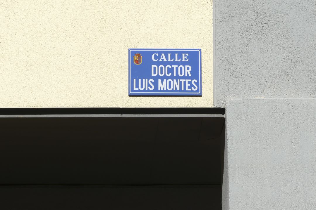 Placa con el nombre del Doctor Luis Montes en una calle de Móstoles Placa con el nombre del Doctor Luis Montes en una calle de Móstoles