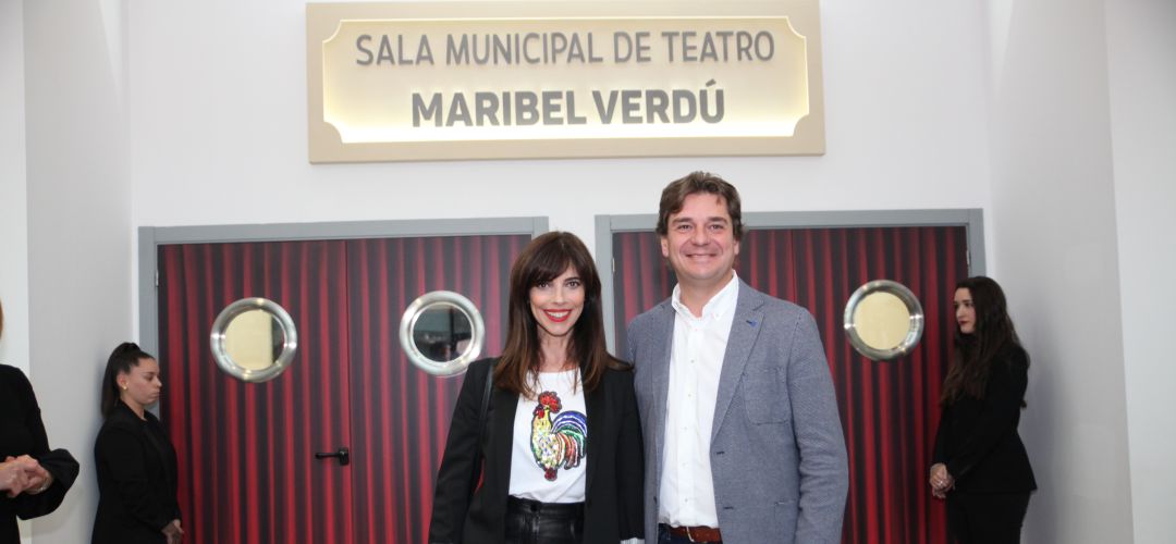 Maribel Verdú junto con el alcalde de Fuenlabrada en el teatro del centro cívico de La Serna que lleva su nombre. Maribel Verdú junto con el alcalde de Fuenlabrada en el teatro del centro cívico de La Serna que lleva su nombre.