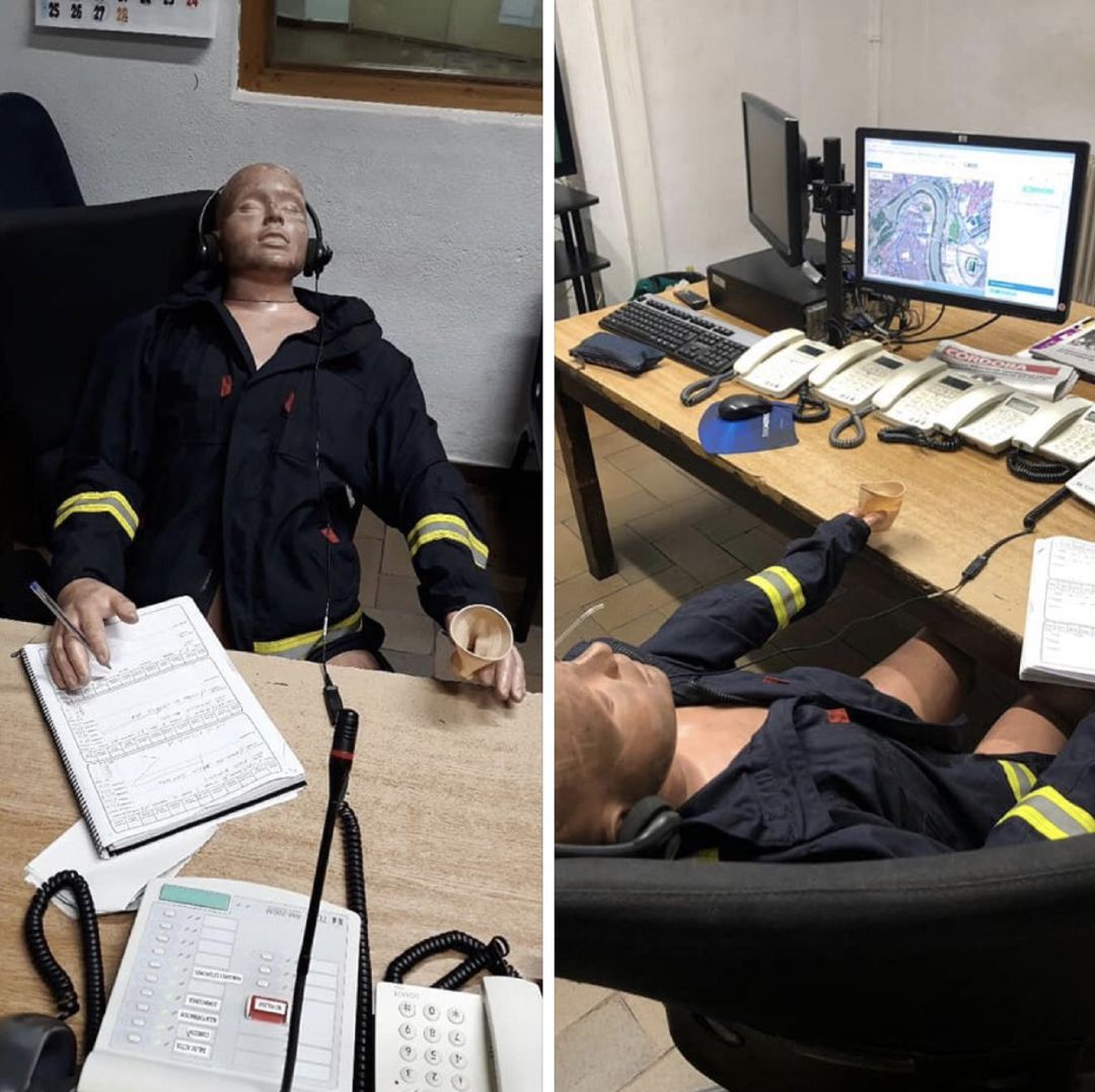 Un maniquí vestido de bombero, junto a la centralita del SEIS Un maniquí vestido de bombero, junto a la centralita del SEIS
