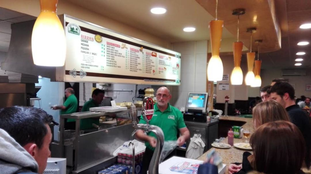Interior de El Coto del Marqués, con la barra llena de clientes Interior de El Coto del Marqués, con la barra llena de clientes