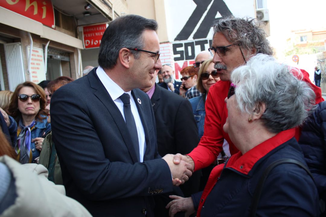 Diego Conesa, delegado del Gobierno, con los vecinos de la Plataforma Prosoterramiento Diego Conesa, delegado del Gobierno, con los vecinos de la Plataforma Prosoterramiento