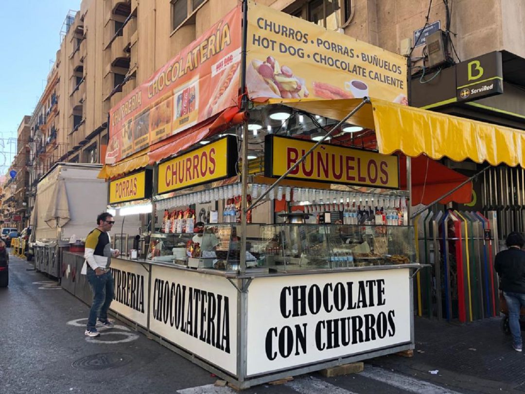 Puesto de churros en una céntrica calle de Valencia Puesto de churros en una céntrica calle de Valencia