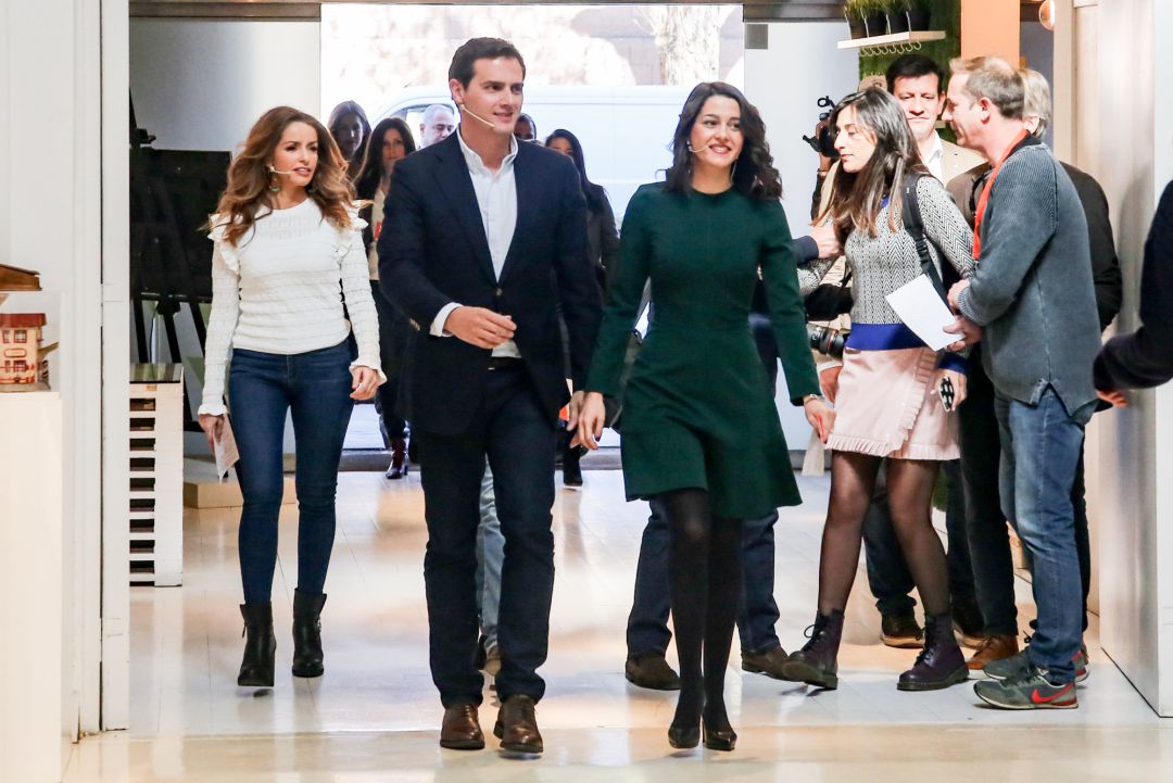 El presidente de Ciudadanos, Albert Rivera, y la portavoz de la Ejecutiva del partido y líder de la oposición en Cataluña, Inés Arrimadas, interviene en el acto de presentación del decálogo de Feminismo Liberal de la formación naranja. El presidente de Ciudadanos, Albert Rivera, y la portavoz de la Ejecutiva del partido y líder de la oposición en Cataluña, Inés Arrimadas, interviene en el acto de presentación del decálogo de Feminismo Liberal de la formación naranja.