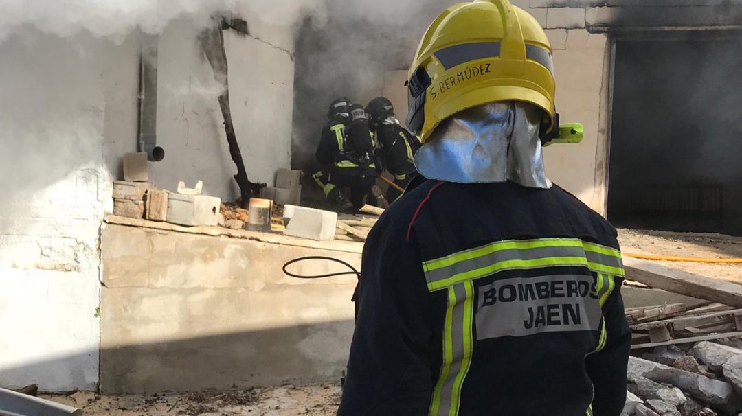 Varios bomberos de Jaén trabajan en la extinción del incendio. Varios bomberos de Jaén trabajan en la extinción del incendio.