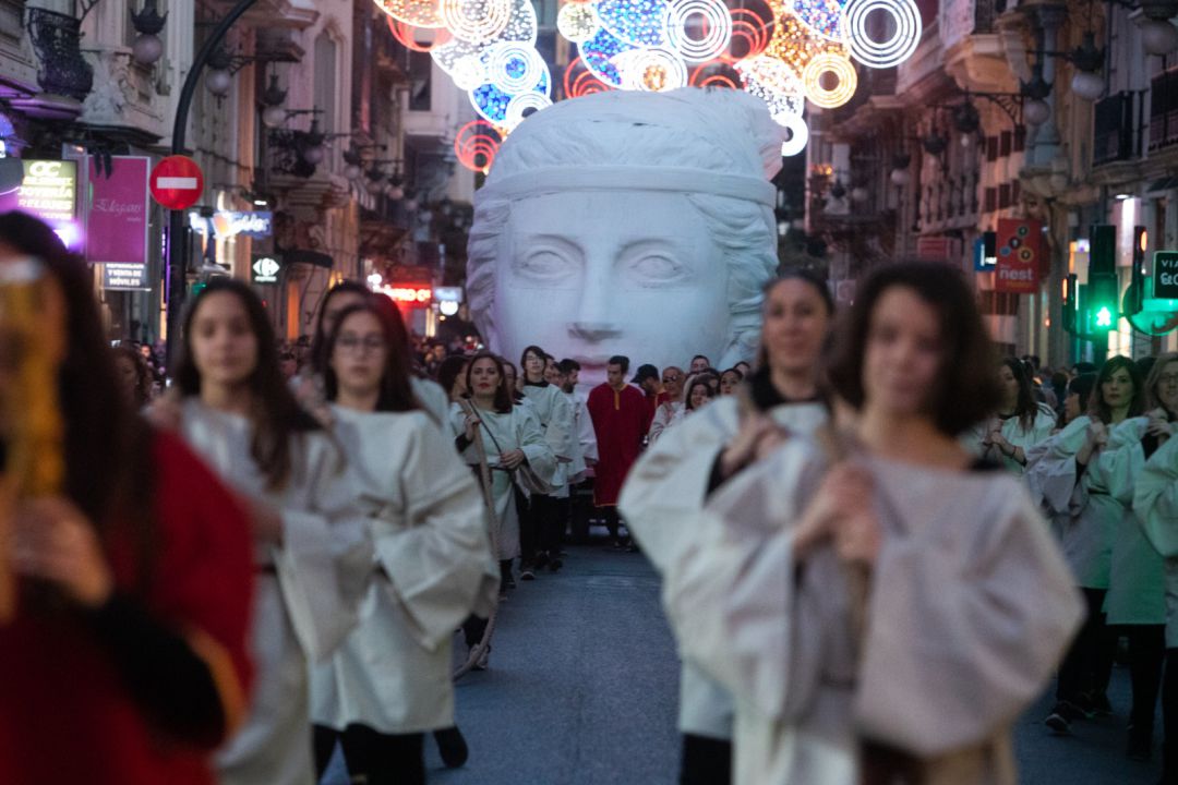 La pieza central de la falla municipal representa la cabeza de La Paz, la protagonista de la comedia griega de Aristófanes La pieza central de la falla municipal representa la cabeza de La Paz, la protagonista de la comedia griega de Aristófanes