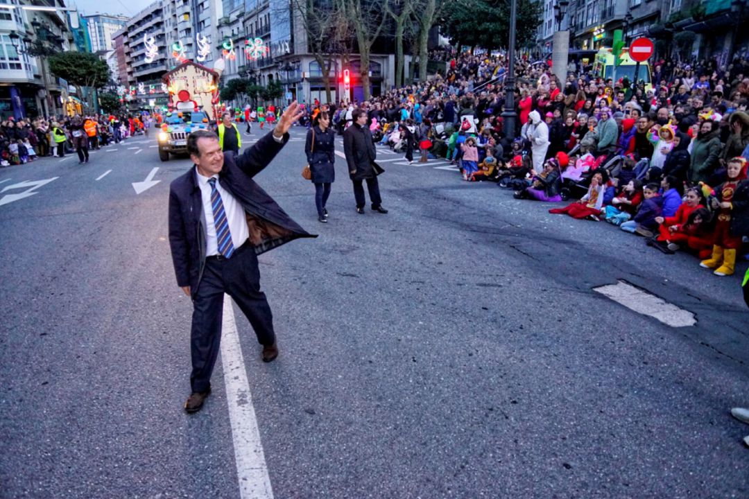 Miles de personas bailan al ritmo el entroido Miles de personas bailan al ritmo el entroido