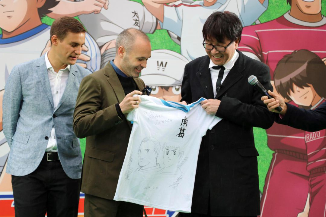 Andrés Iniesta recibe una camiseta personalizada de manos del autor de "Oliver y Benji". Andrés Iniesta recibe una camiseta personalizada de manos del autor de "Oliver y Benji".