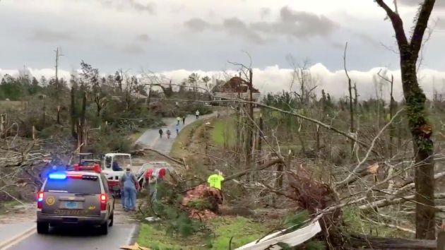 Asciende a 23 la cifra de muertos en Alabama por el paso de un tornado Asciende a 23 la cifra de muertos en Alabama por el paso de un tornado