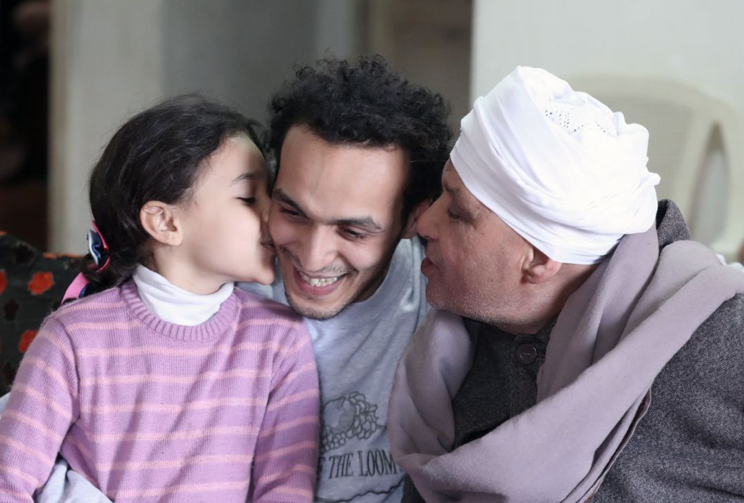 El periodista egipcio Mahmoud Abu Zeid o "Shawkan" (c) posa junto a su sobrina (i) y su padre (d) durante una entrevista, este lunes, en su casa en Giza (Egipto) El periodista egipcio Mahmoud Abu Zeid o "Shawkan" (c) posa junto a su sobrina (i) y su padre (d) durante una entrevista, este lunes, en su casa en Giza (Egipto)